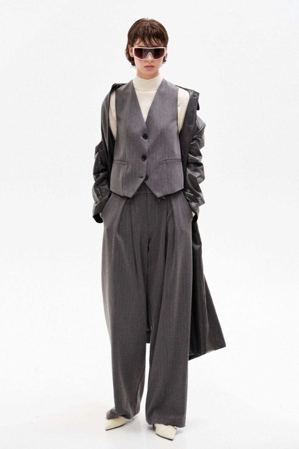 Šedá kostýmová vesta s pruhem