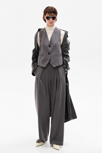 Šedá kostýmová vesta s pruhem