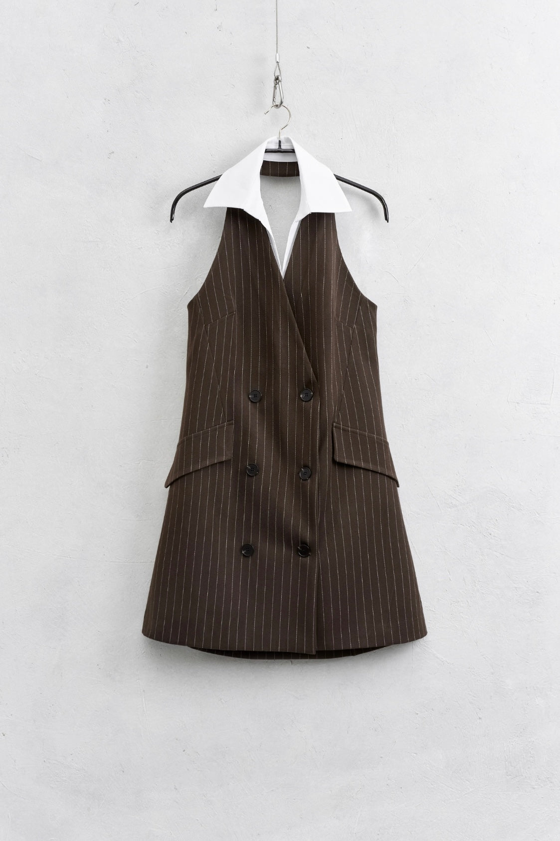 Tmavě hnědé mini šaty s pruhem