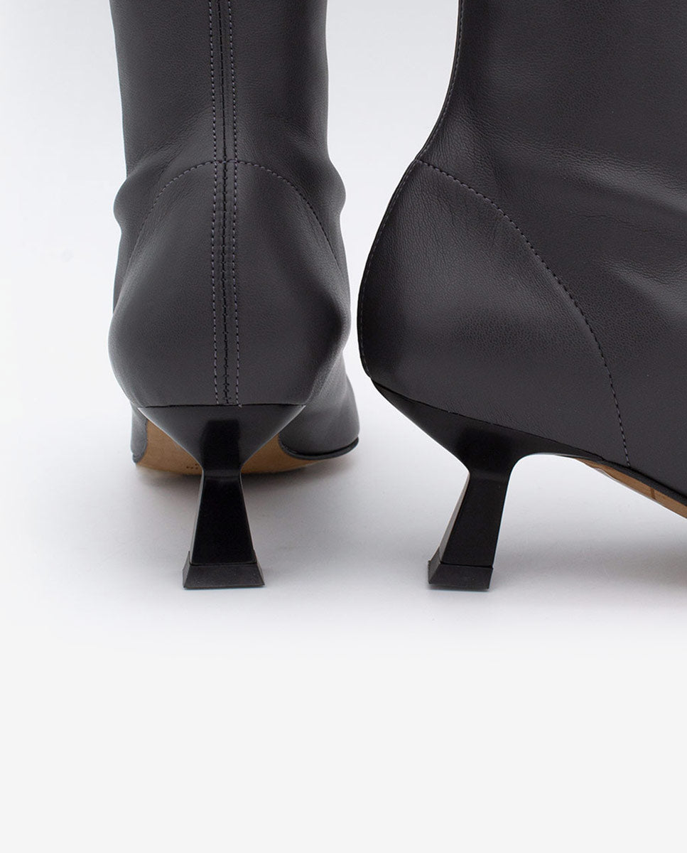 Tmavě šedé kotníkové kozačky na podpatku