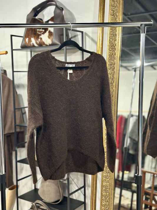 Hnědý svetr do V s mohérem