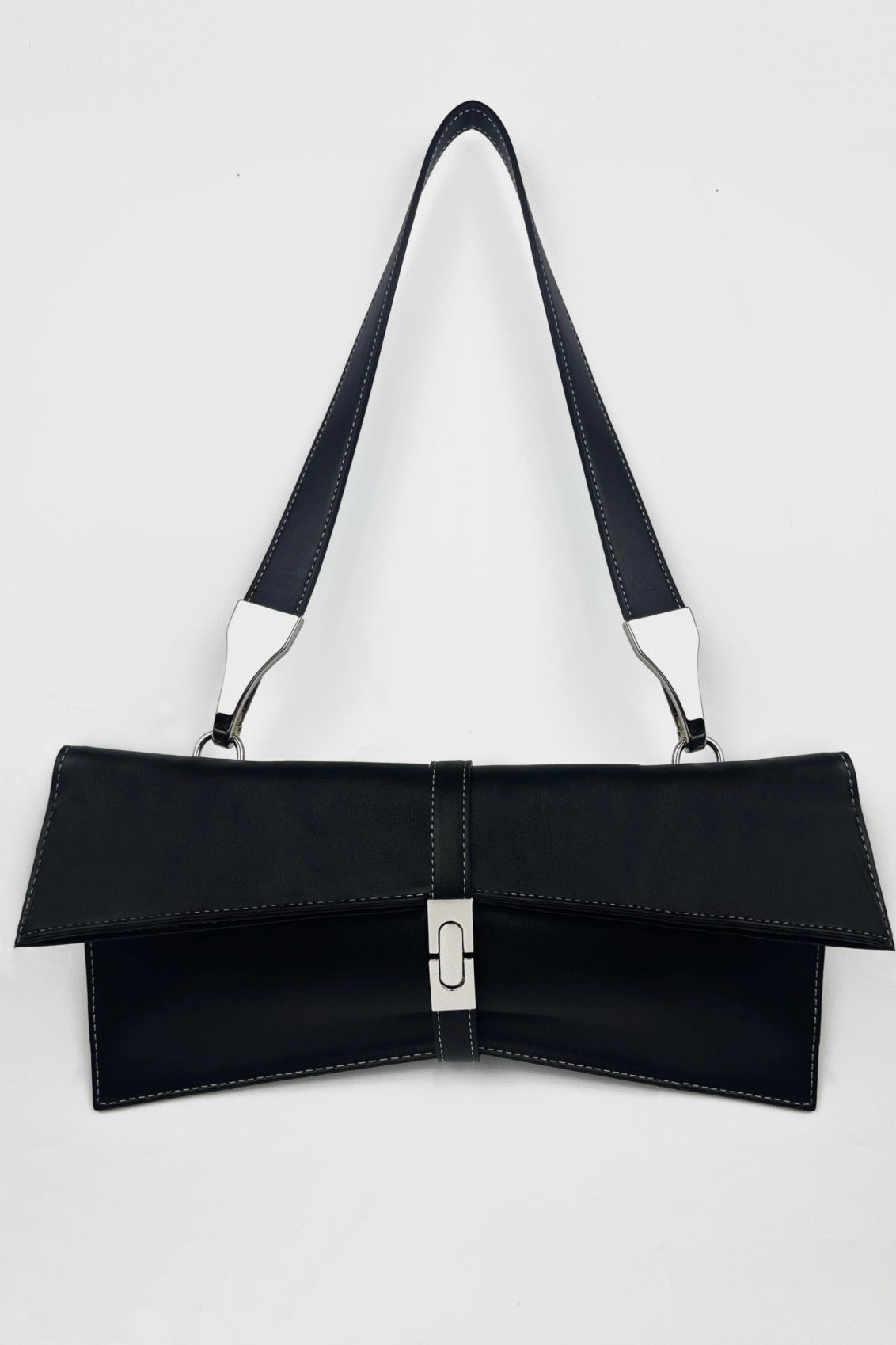 Černá kabelka z rostlinné kůže