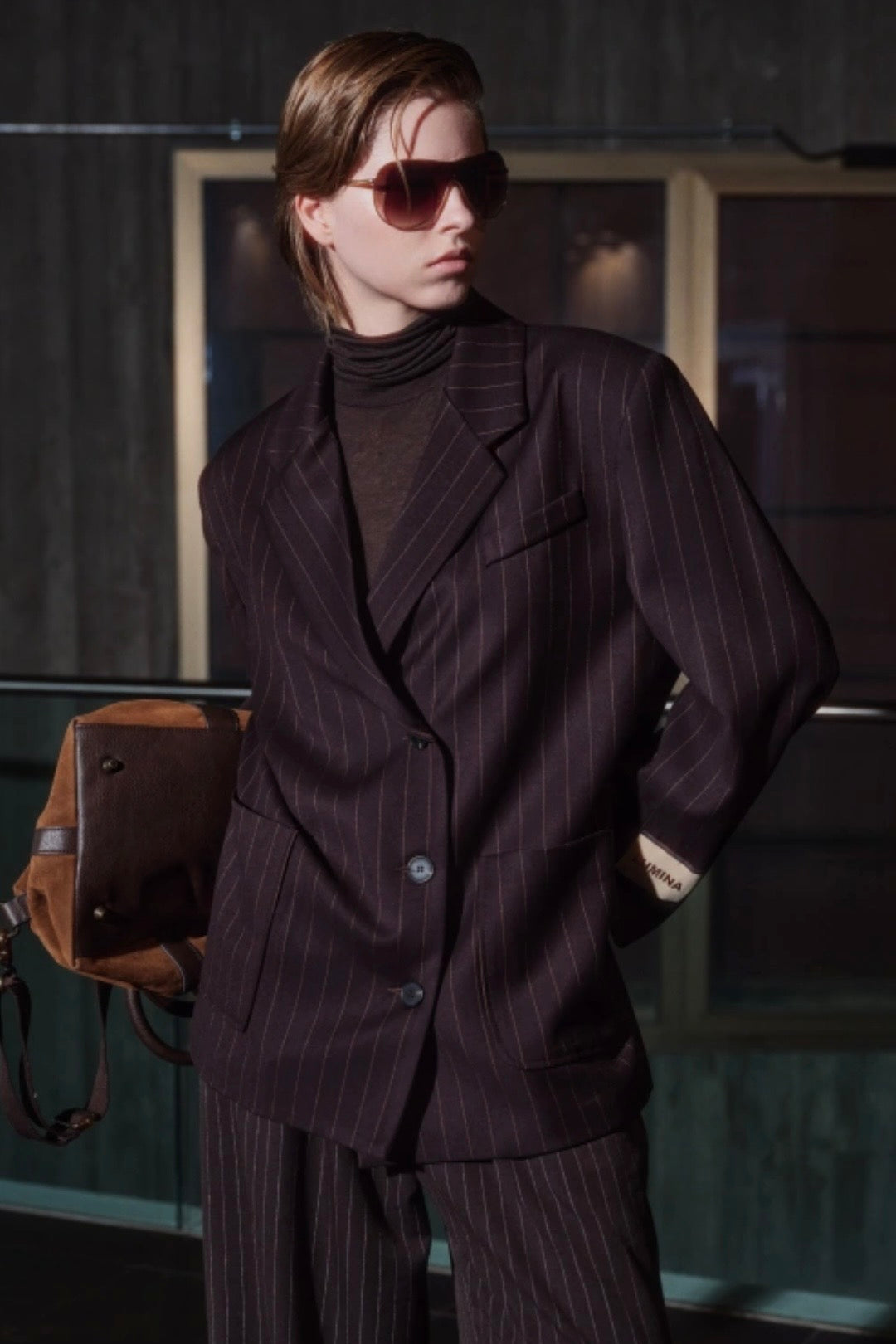 Hnědý blazer s pruhem