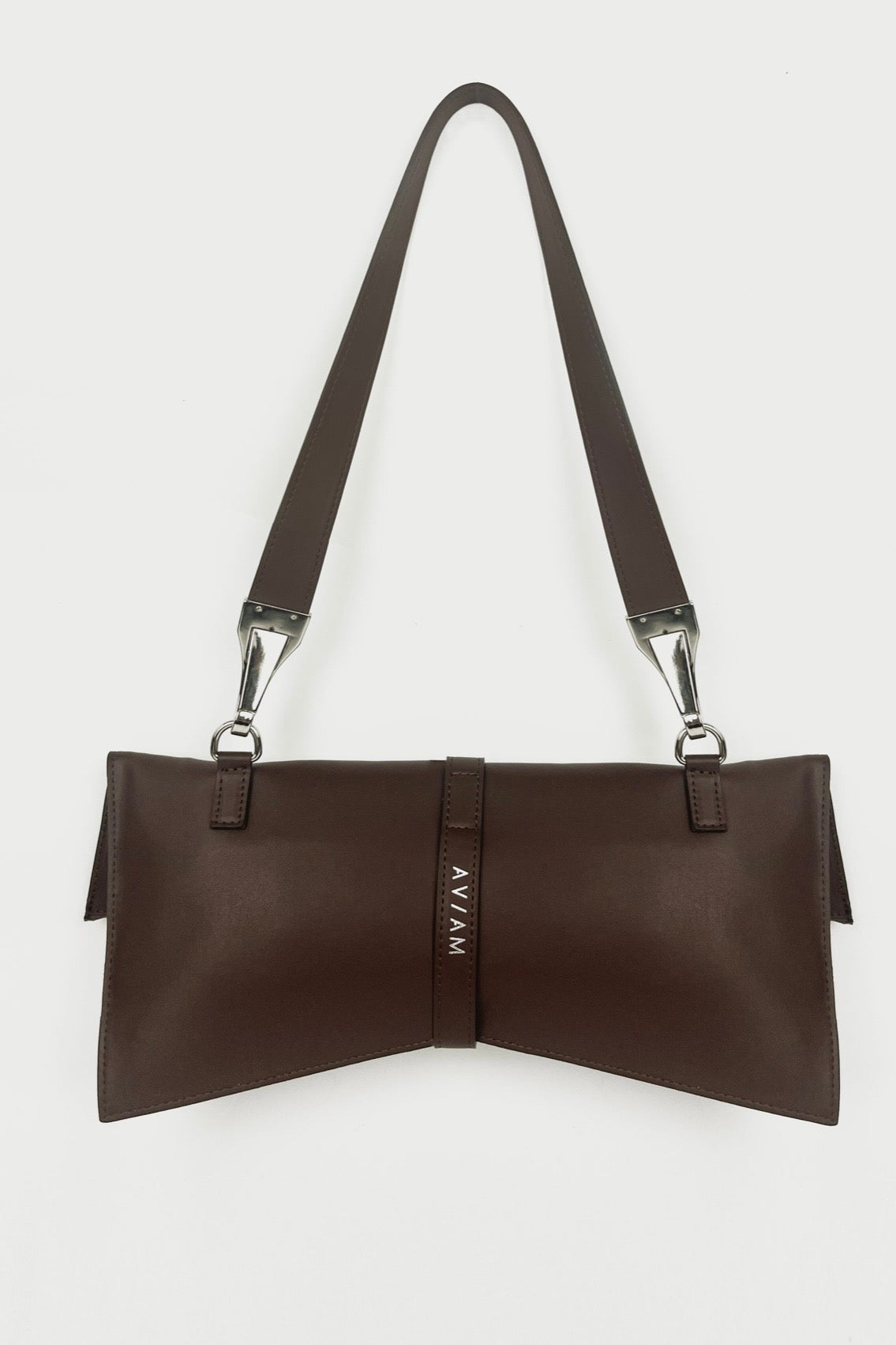 Hnědá kabelka z rostlinné kůže