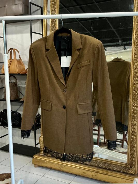 Vypasované sako s krajkou