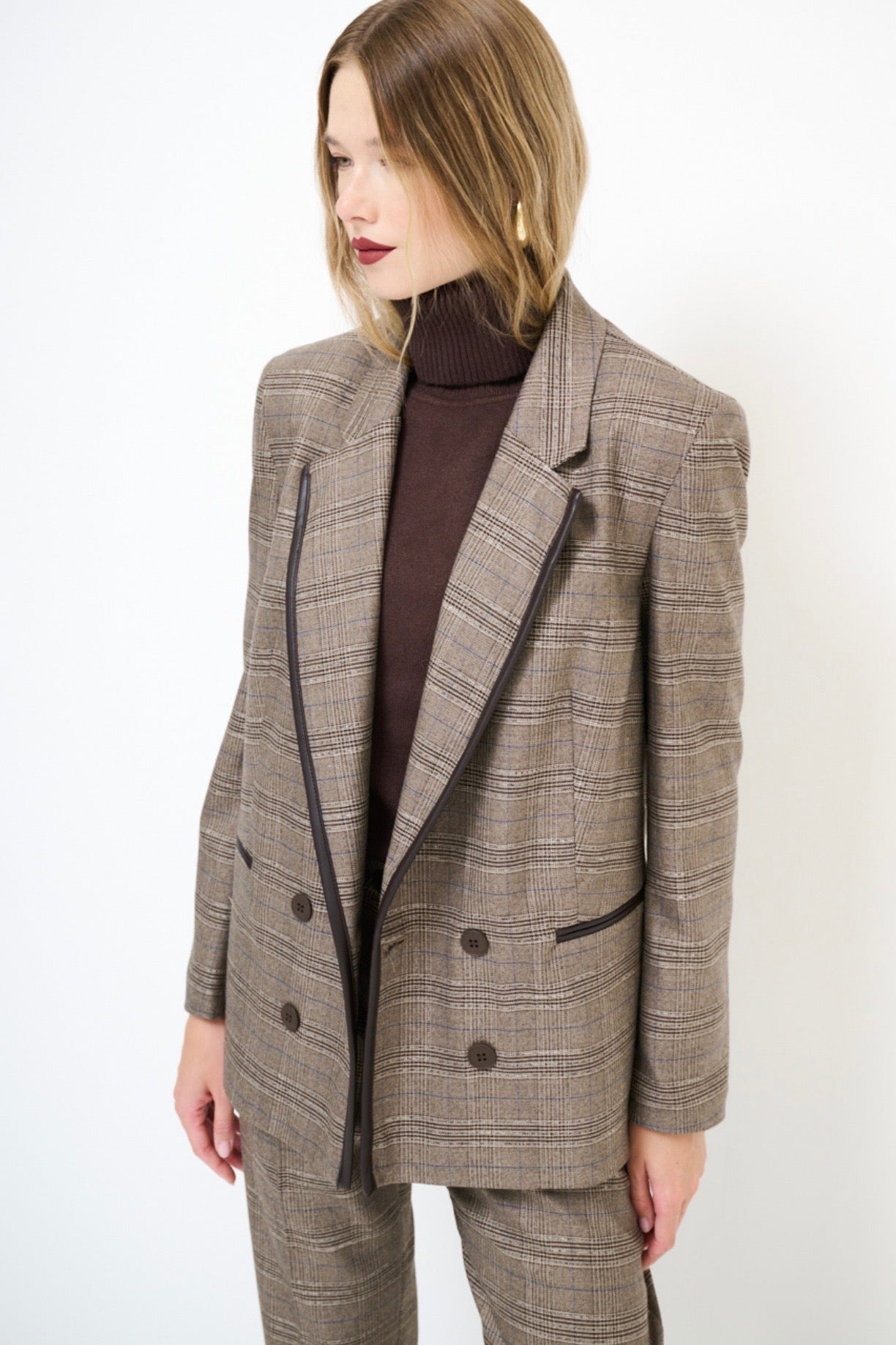 Hnědé kárované sako