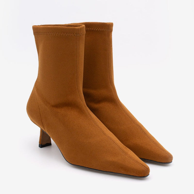 Hnědé kotníkové elastické boty na nízkém podpatku
