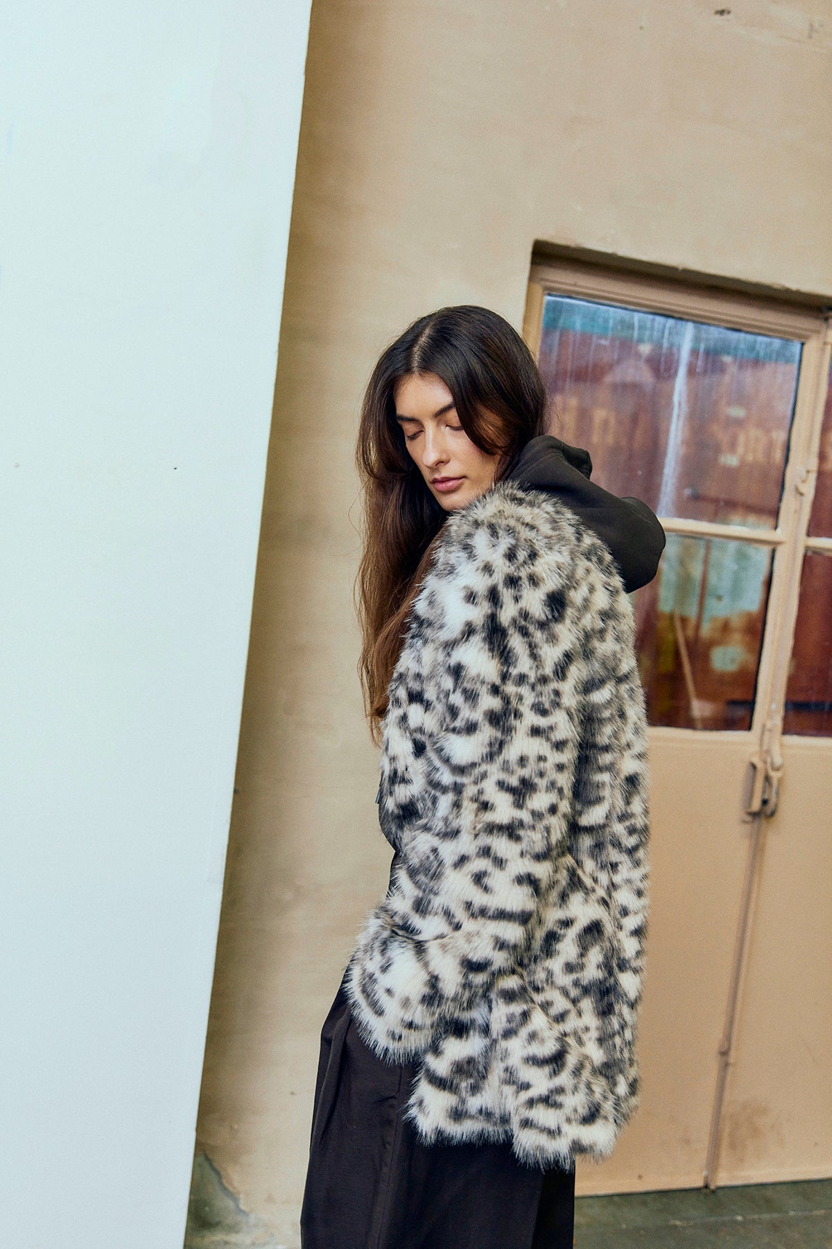 Bunda z umělé kožešiny v leopardím vzoru – foto 4