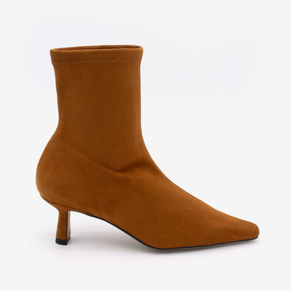 Hnědé kotníkové elastické boty na nízkém podpatku