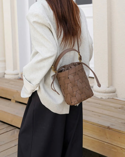 Kožený taupe bucket bag