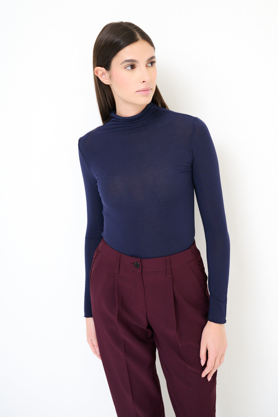 Tmavě modrý modalový top se stojáčkem