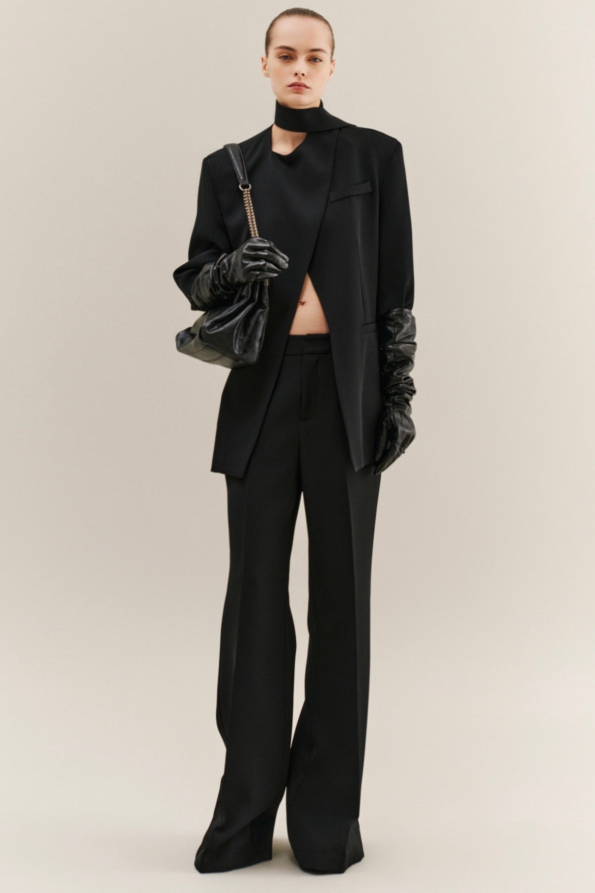 Černé sako s páskem