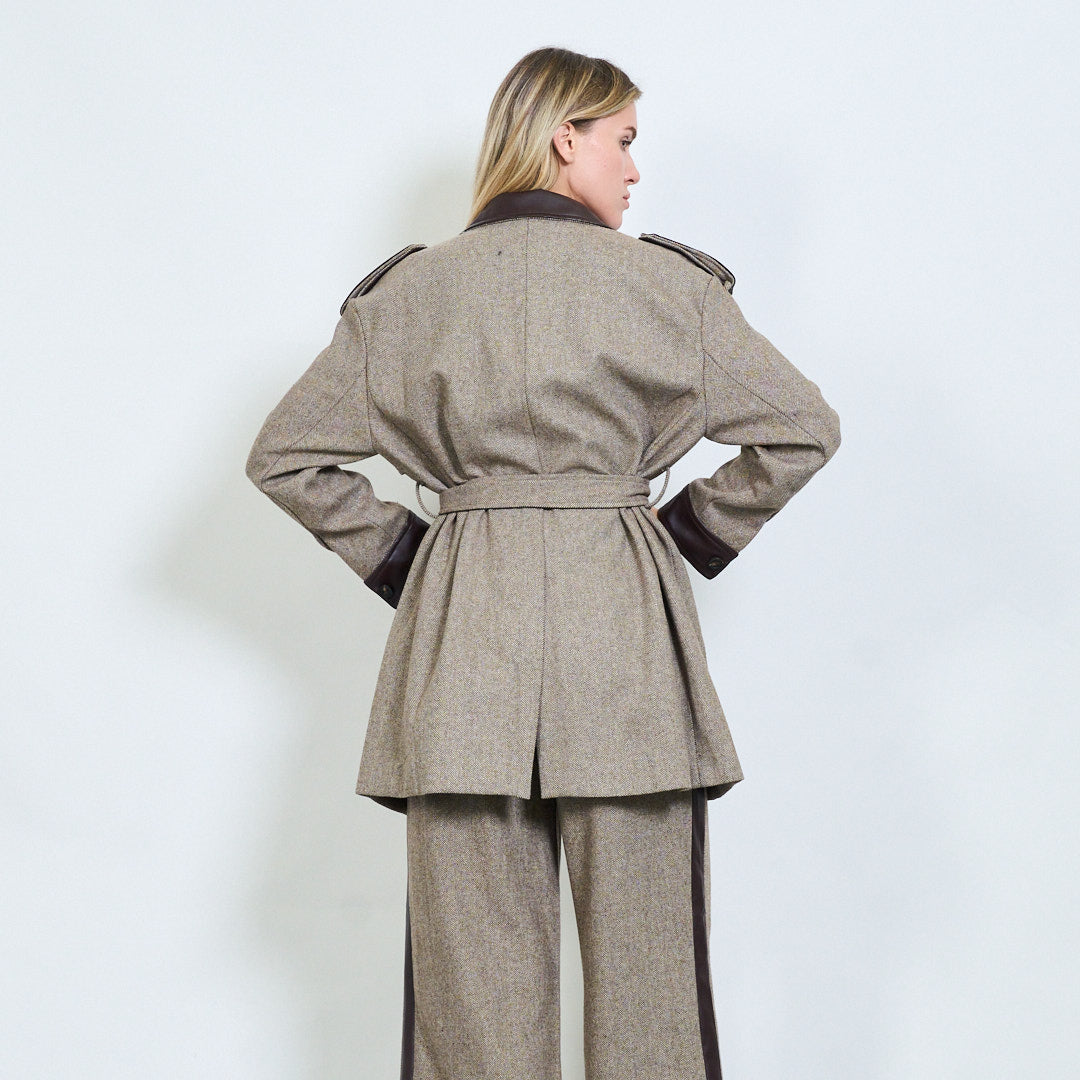 Hnědý kabát na zavazování s 50% podílem vlny