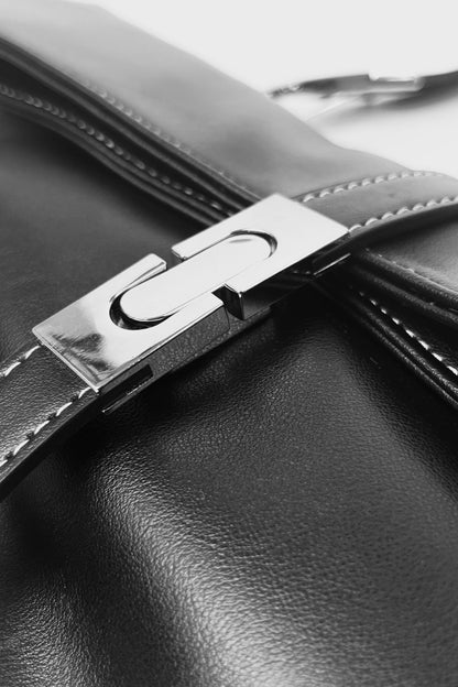 Černá kabelka z rostlinné kůže