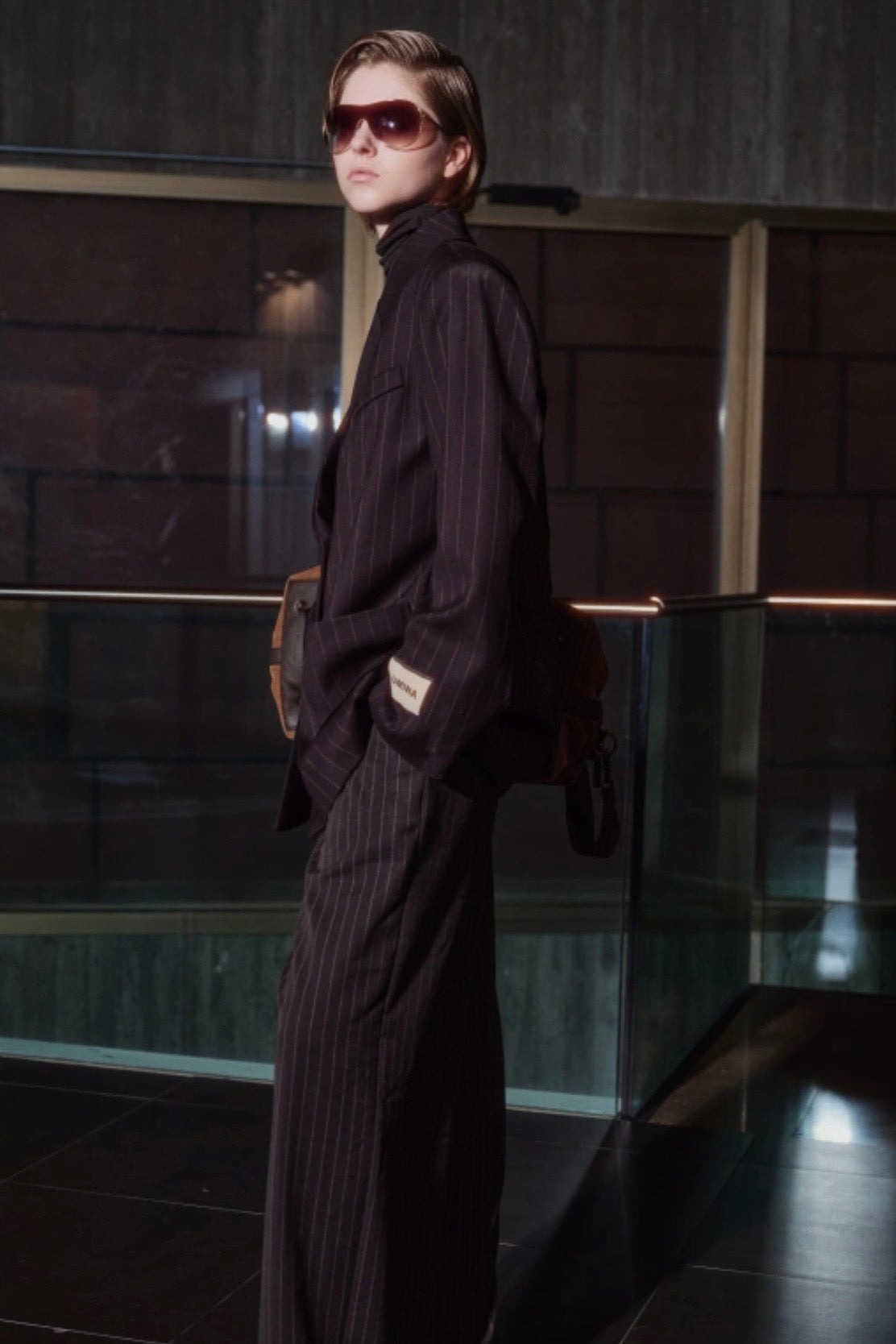 Hnědý blazer s pruhem