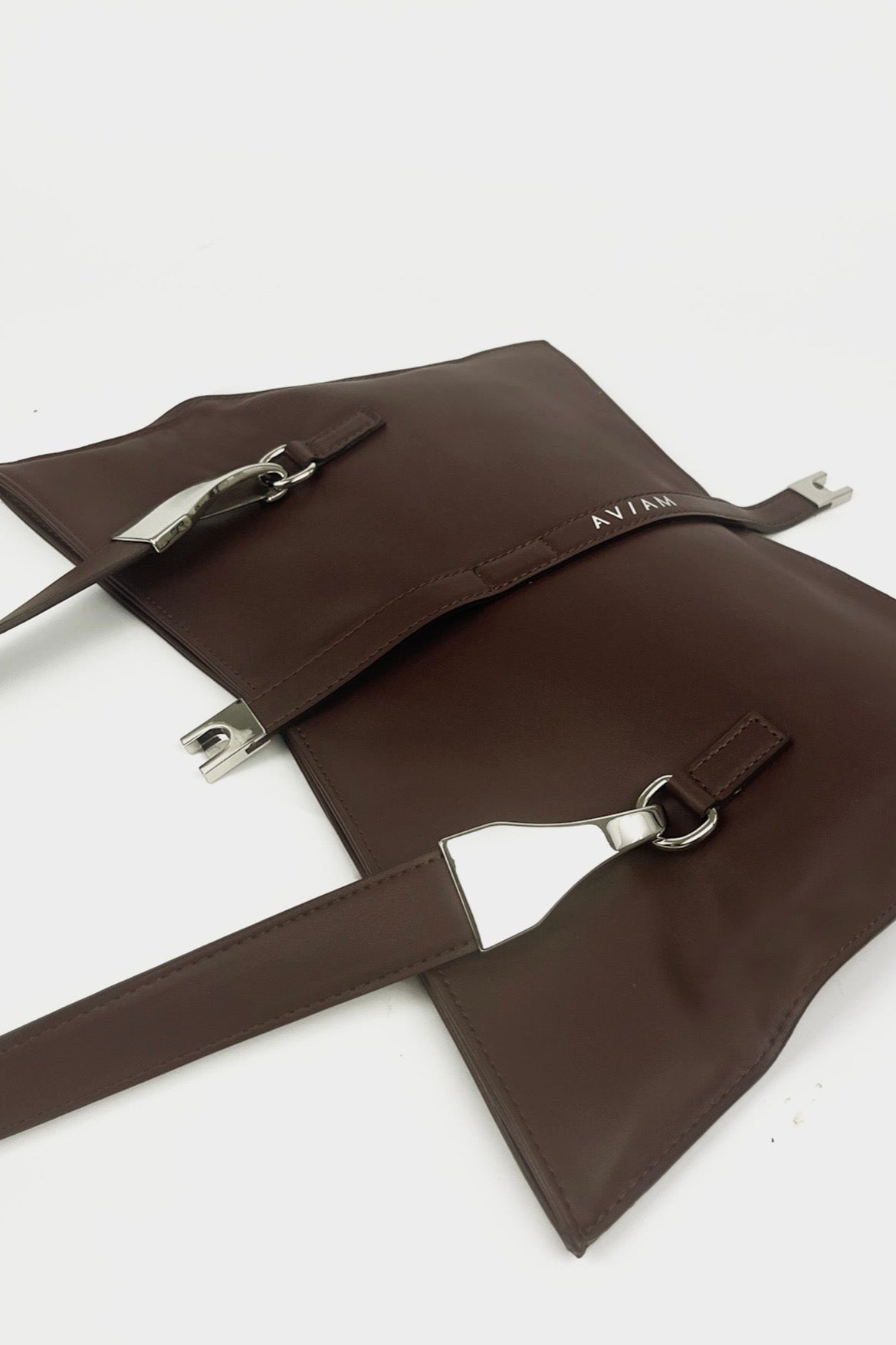 Hnědá kabelka z rostlinné kůže