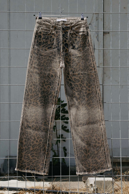 Džíny leopardím vzorem a metalickým efektem