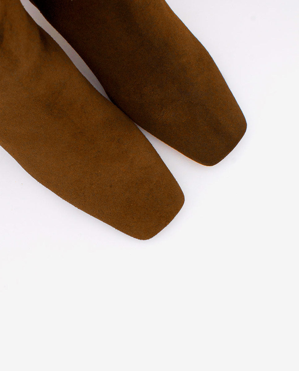Hnědé semišové kotníkové kotníkové kozačky na podpatku