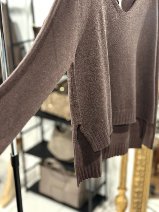 Viskózový hnědý svetr do V