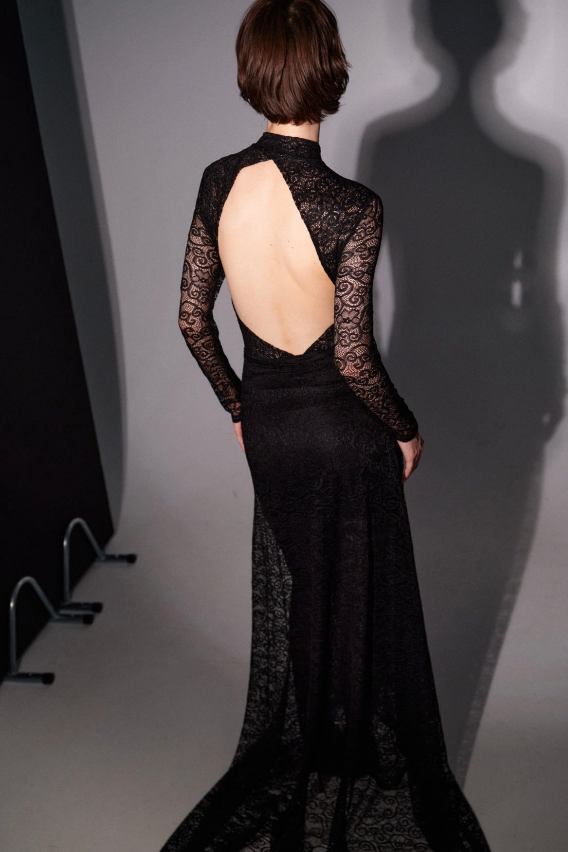 Černé krajkové maxi šaty s otevřenými zády