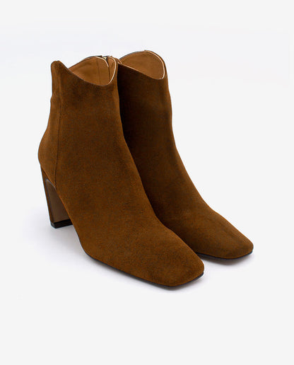 Hnědé semišové kotníkové kotníkové kozačky na podpatku