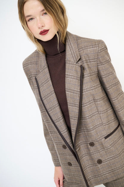 Hnědé kárované sako