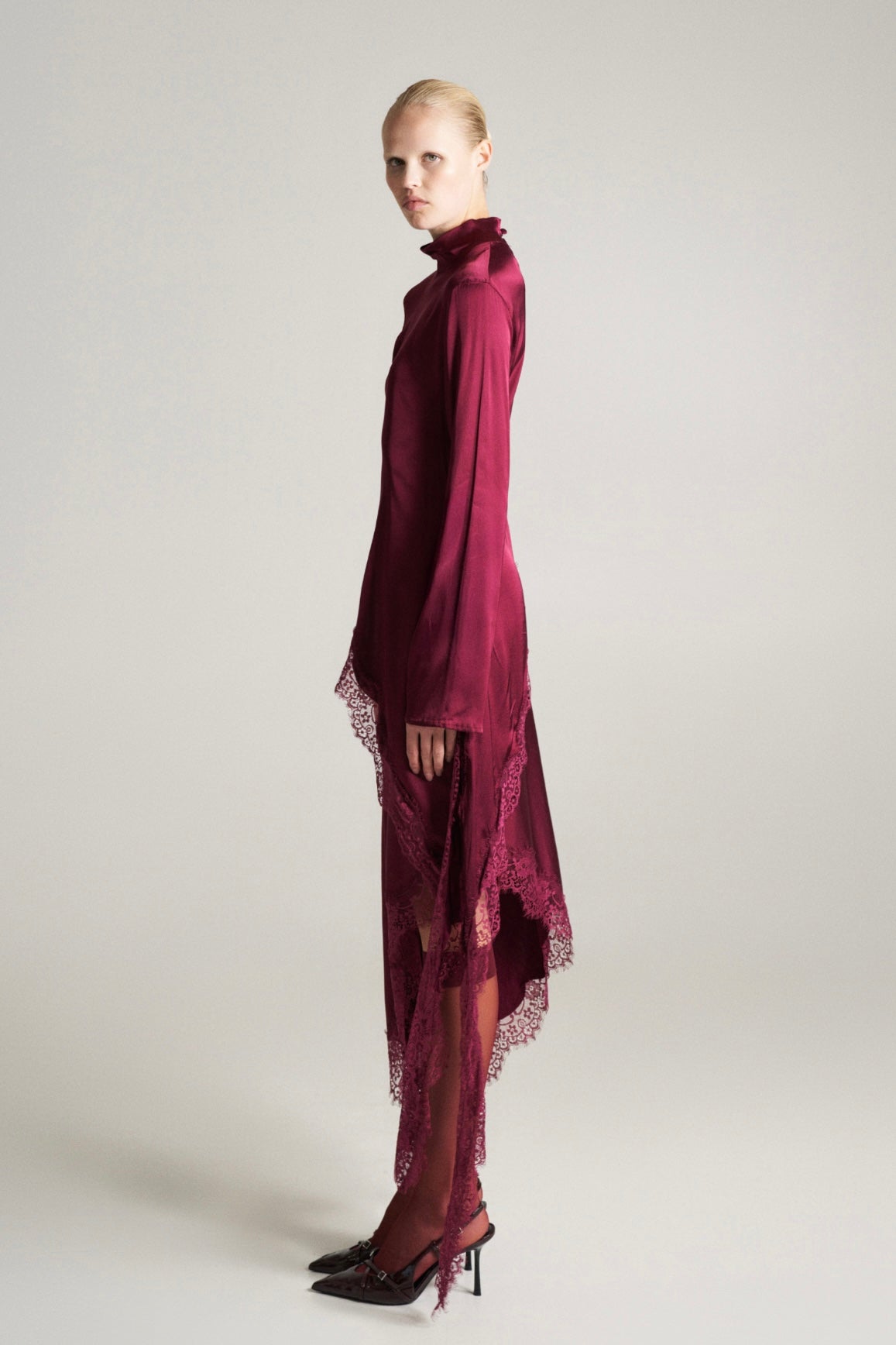 Vínový asymetrický krajkový top