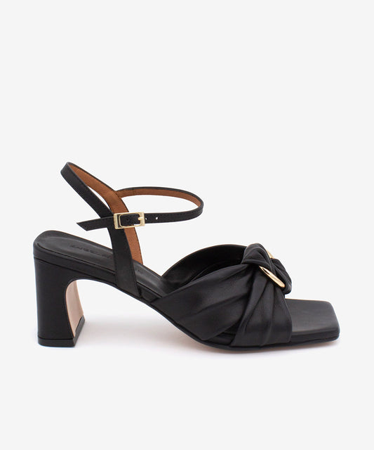 Černé otevřené sandály se zlatým detailem