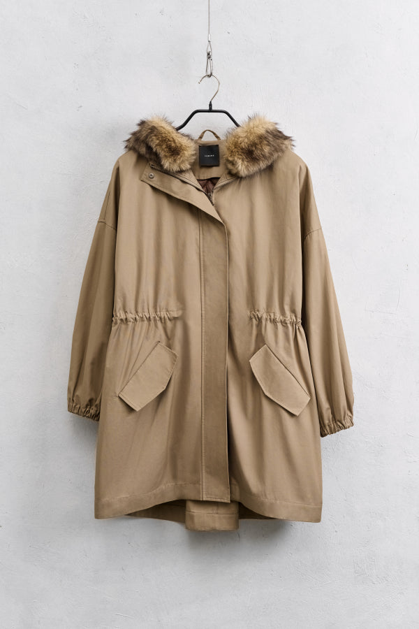 Béžová parka s kapucí a kožešinou