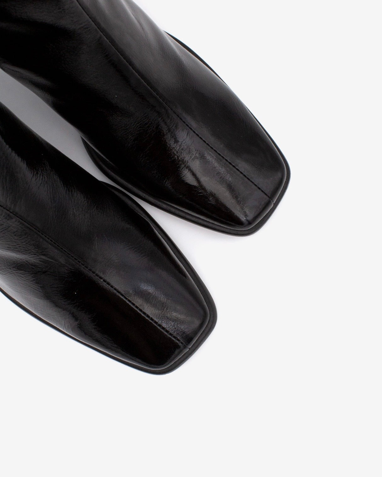 Lakované černé boty na podpatku se zipem