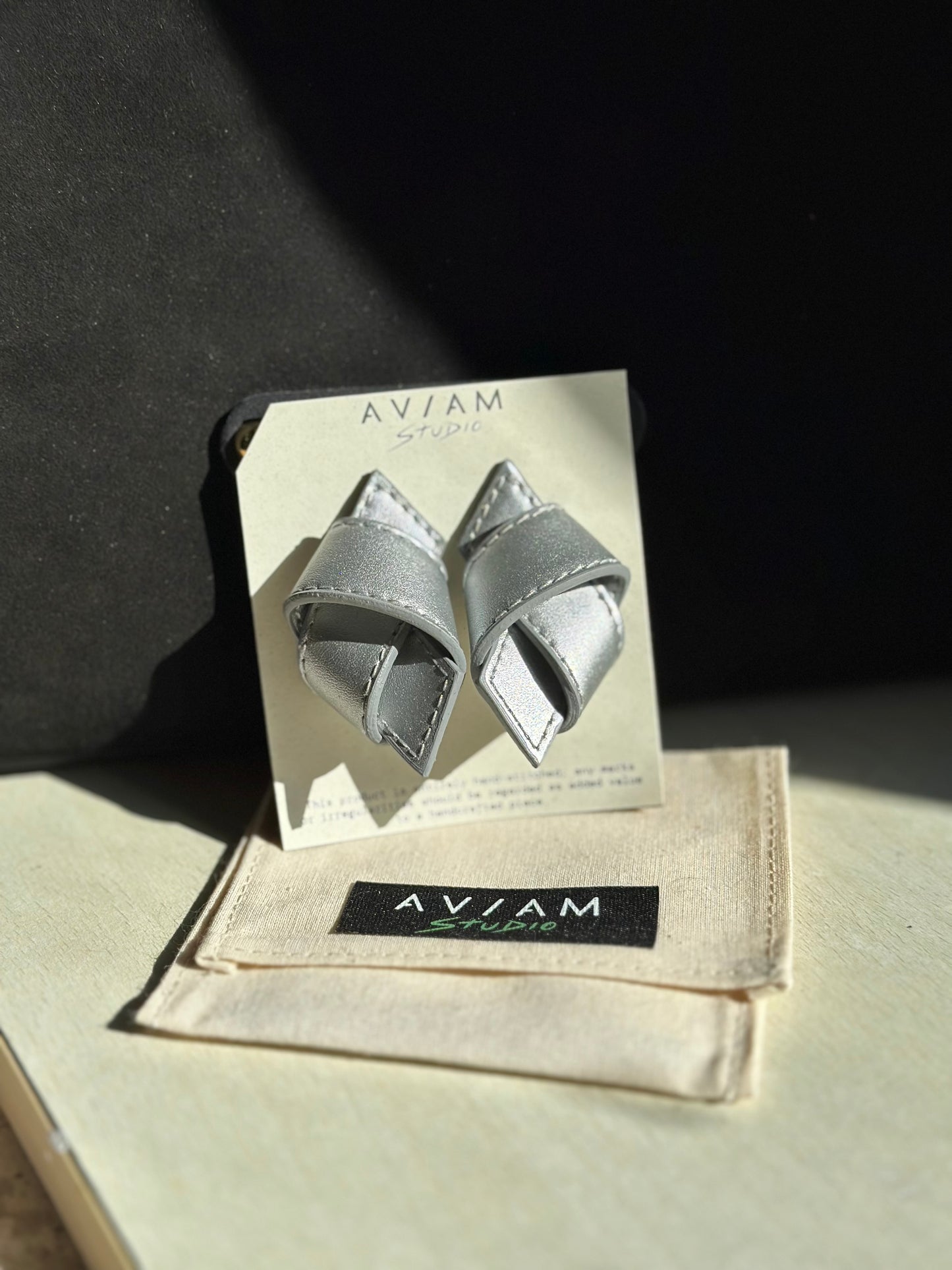 Stříbrné kožené náušnice - uzel