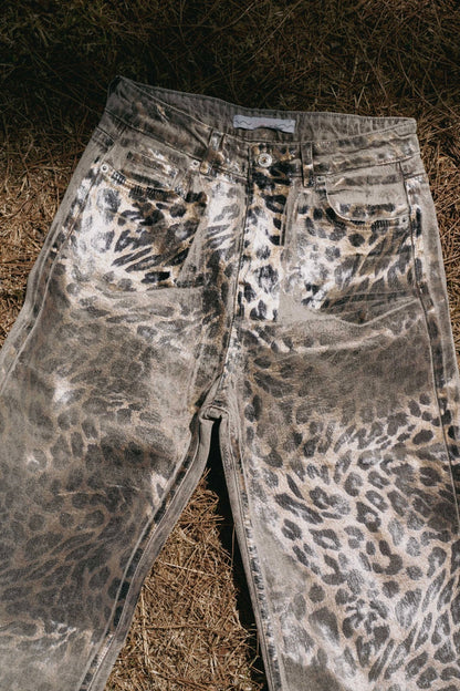 Džíny leopardím vzorem a metalickým efektem
