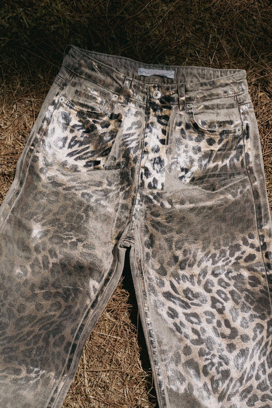 Džíny leopardím vzorem a metalickým efektem