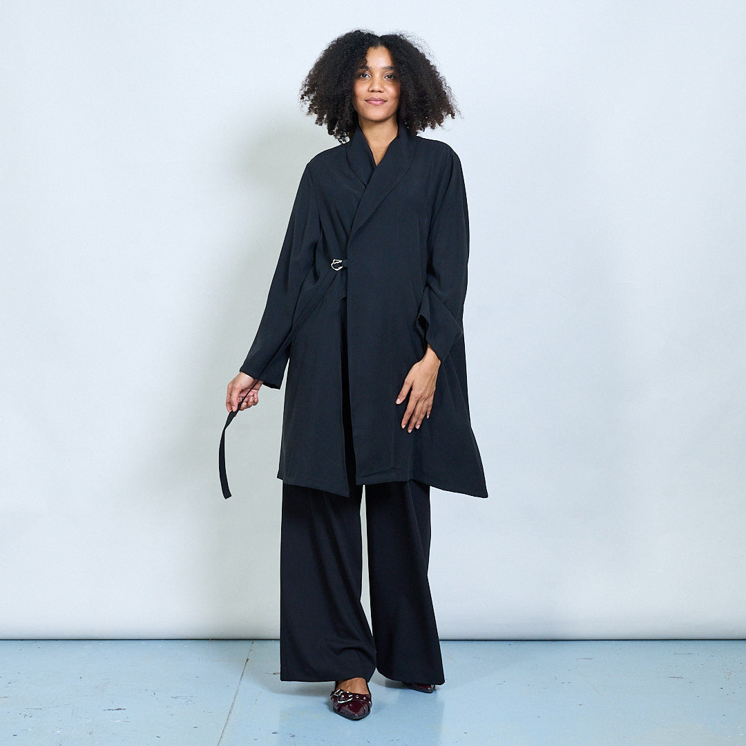 Černé dlouhé zavinovací sako