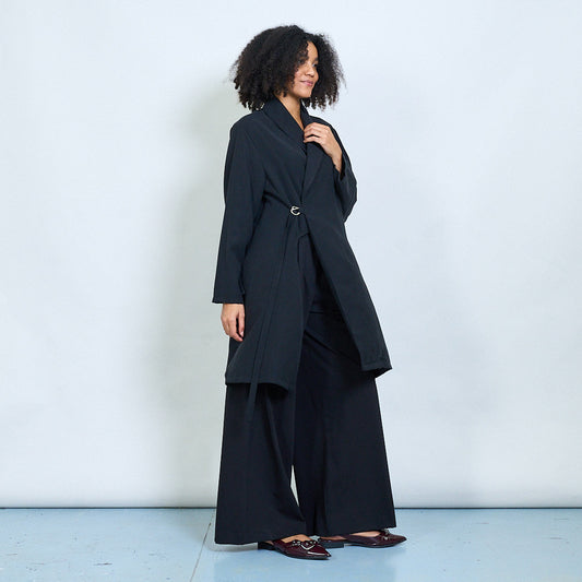 Černé dlouhé zavinovací sako