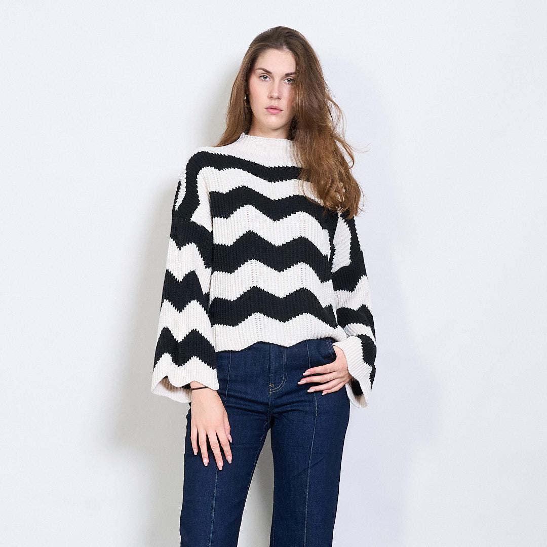 Bílý vzorovaný svetr