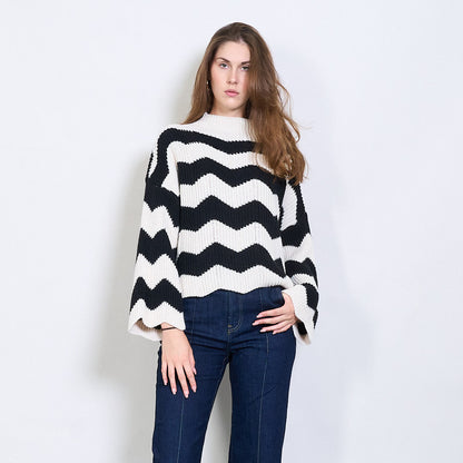 Bílý vzorovaný svetr