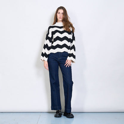 Bílý vzorovaný svetr