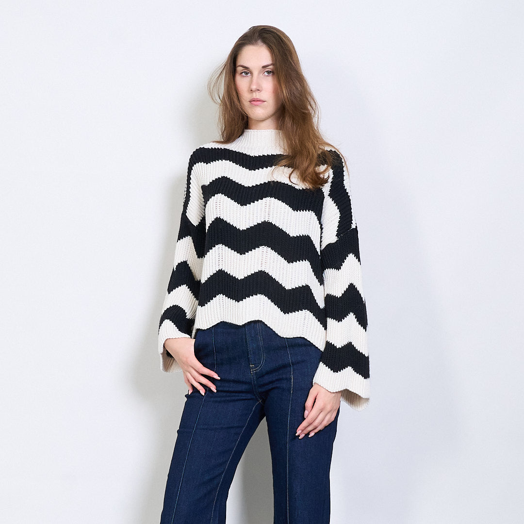 Bílý vzorovaný svetr