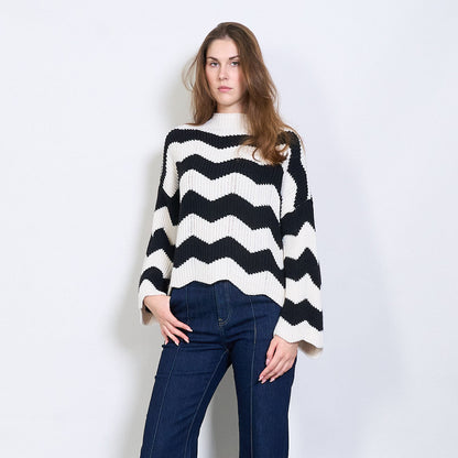 Bílý vzorovaný svetr