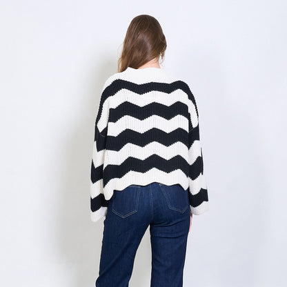 Bílý vzorovaný svetr