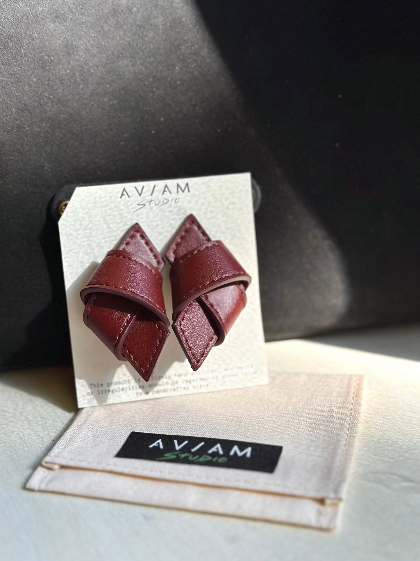 Vínové kožené náušnice - uzel