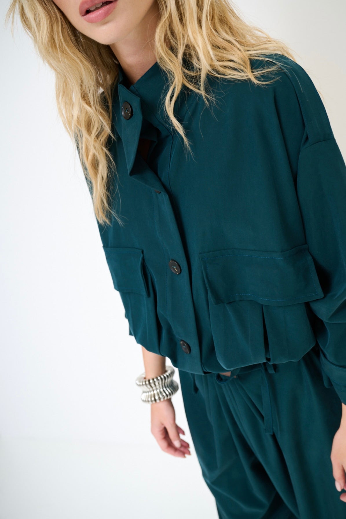 Smaragdová lehká viskózová bundička