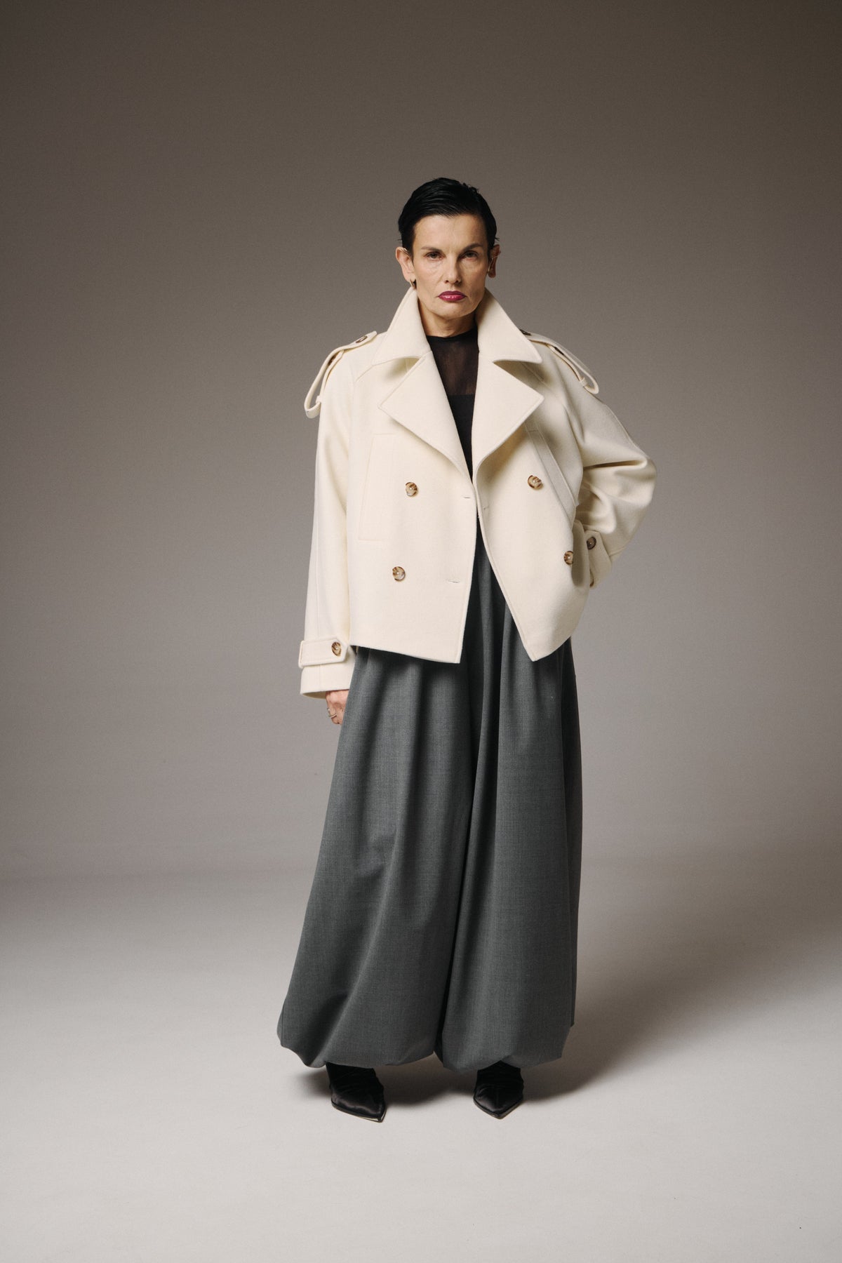 Krátký vlněný bílý oversized kabát – foto 2