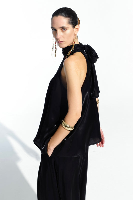 Černá halenka ke krku s mokrým efektem