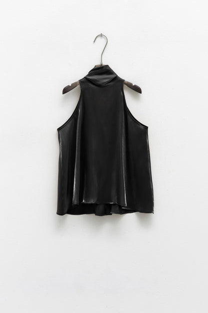 Černá halenka ke krku s mokrým efektem