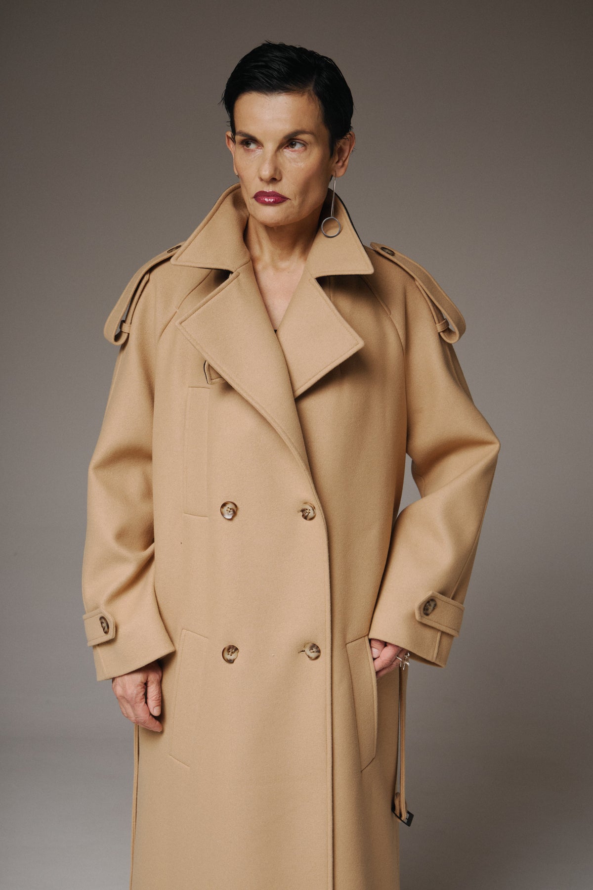 Béžový vlněný dlouhý oversized kabát – foto 7