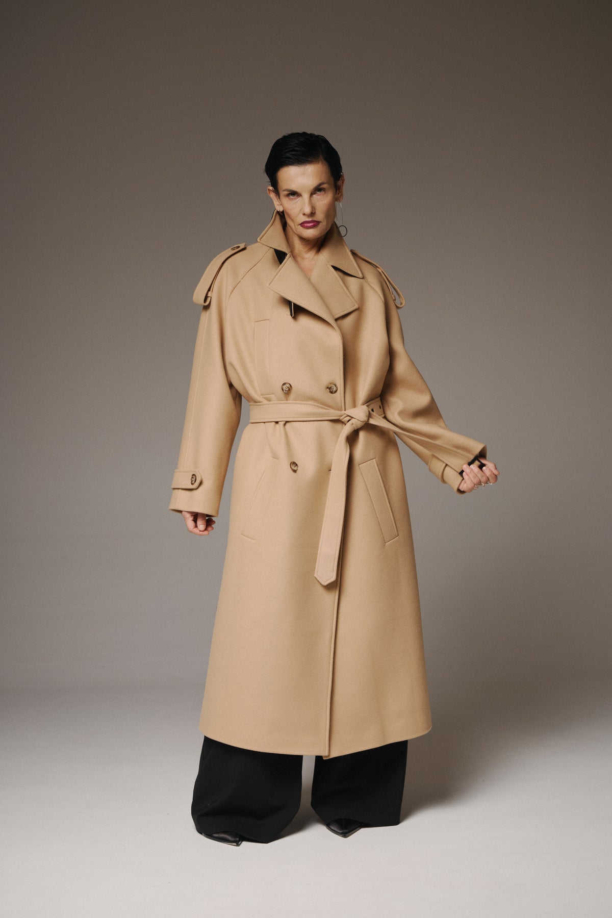 Béžový vlněný dlouhý oversized kabát – foto 8