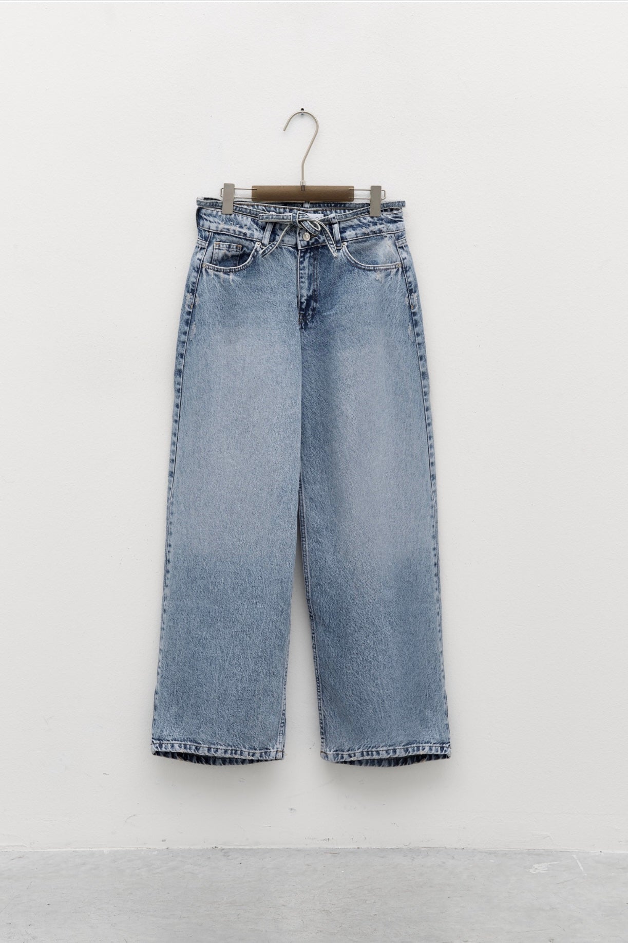 Rovné džíny s detailem pásku