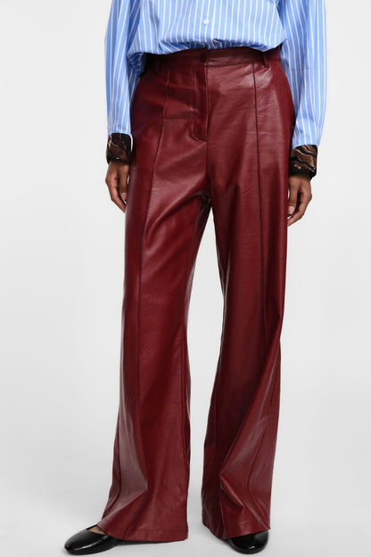 Červené široké kalhoty z eko kůže